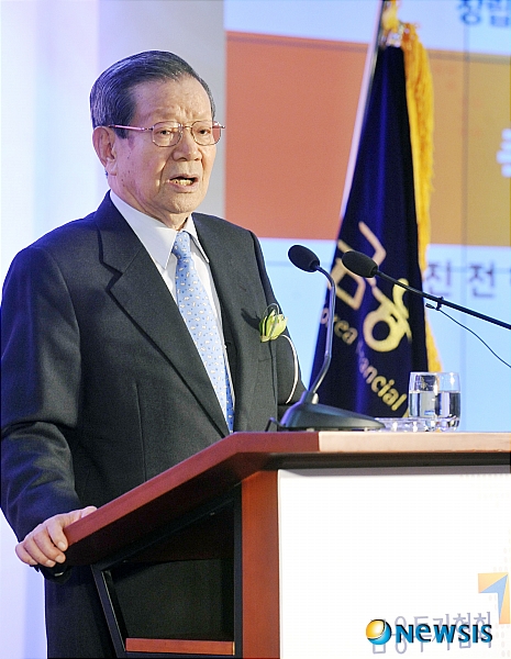 【서울=뉴시스】홍찬선 기자 = 금융투자협회 창립 1주년 기념행사가 열린 4일 오후 서울 여의도 금융투자협회에서 강성진 전 한국증권업협회장이 축사를 하고 있다. mania@newsis.com