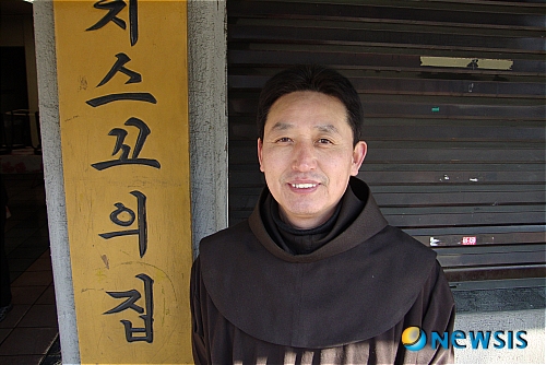 【서울=뉴시스】박성규 기자 = 김수희 원장은 노숙자는 늘고 있는데 주위의 성원은 줄어들고 있어 걱정이라고 말했다.