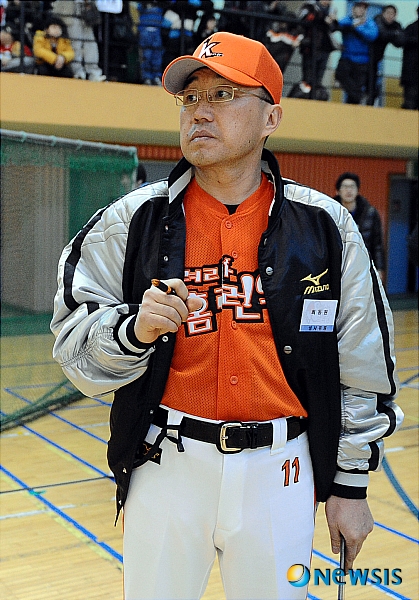 【서울=뉴시스】박종민 기자 = 최동원 감독이 7일 오전 서울 은평구 은평구민체육센터에서 열린 케이블 채널 MBC ESPN '날려라 홈런왕' 공개오디션에서 참가자들을 심사하고 있다.&nbsp; '날려라 홈런왕'은 현재 인기리에 방영되고 있는 '천하무적야구단'의 유소년 버전으로 선수단원을 뽑는 공개오디션에 3700여 명의 어린이가 응모했으며, 허구연 해설위원을 비롯한 최동원 감독, 차명주 코치 등 유명 야구인들과 개그맨 정준하가 코치로 전격 캐스팅된데 이어 직접 공개오디션의 심사위원으로 나선다.&nbsp; jmc@newsis.com
