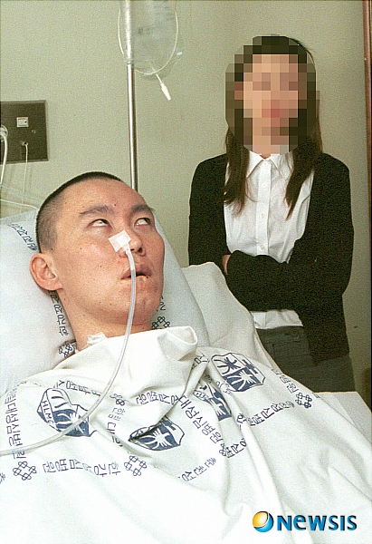 【서울=뉴시스】지난 2000년 4월 18일 잠실구장에서 열린 LG 트윈스와의 경기도중 2루에 서 있다가 갑자기 쓰러져 뇌사 판정을 받고 9년이라는 긴 시간동안 투병해 온 프로야구 롯데 자이언츠의 임수혁이 7일 끝내 세상을 떠났다.&nbsp; 임수혁은 7일 오전 갑자기 병세가 악화돼 강동 성심병원으로 옮겨졌지만 의식을 찾지 못했다.(뉴시스DB)&nbsp; photo@newsis.com 