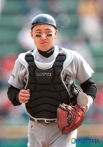 【서울=뉴시스】지난 2000년 4월 18일 잠실구장에서 열린 LG 트윈스와의 경기도중 2루에 서 있다가 갑자기 쓰러져 뇌사 판정을 받고 9년이라는 긴 시간동안 투병해 온 프로야구 롯데 자이언츠의 임수혁이 7일 끝내 세상을 떠났다.&nbsp; 임수혁은 7일 오전 갑자기 병세가 악화돼 강동 성심병원으로 옮겨졌지만 의식을 찾지 못했다.(뉴시스DB)&nbsp; photo@newsis.com 