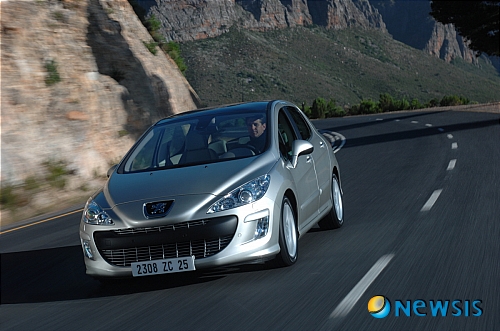 【서울=뉴시스】정병준 기자 = 푸조의 한국 공식수입원 한불모터스는 "브랜드 200주년을 맞아 국내 최고 연비와 스타일을 대표하는 308 MCP의 스페셜 에디션 모델을 출시하고 200대 한정 판매한다"고 8일 밝혔다. 가격은 3190만 원(부가세 포함)이다. 사진은 이번에 새롭게 출시된 푸조 308 MCP 스페셜 에디션(사진제공=한불모터스)./ photo@newsis.com