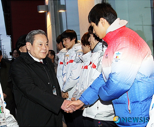【밴쿠버(캐나다)=뉴시스】허상욱 기자 =&nbsp; 밴쿠버 동계올림픽을 하루 앞둔 12일 오전(한국시간) IOC(국제올림픽위원회)위원으로 복귀한 이건희 전 삼성그룹 회장이 부인 한국선수단을 격려하기 위해 올림픽 선수촌을 방문, 선수들과 악수를 하고 있다. (사진=대한체육회 제공)&nbsp;&nbsp; photo@newsis.com