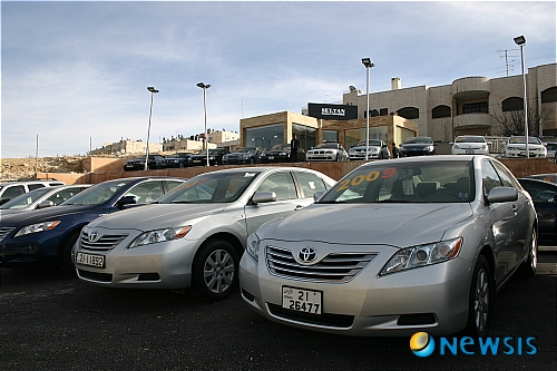 【암만(요르단)=뉴시스】채정병 특파원 = 요르단 중고차 업계가 토요타 사태로 인해 울상이다.&nbsp; 그동안 일본차는 성능과 내구성을 토대로 요르단에서 탄탄한 신뢰를 쌓아왔다. 그러나 토요타를 필두로 렉서스, 혼다 등의 차량결함이 속출하면서 일본차에 대한 신뢰도가 흔들리고 있다.&nbsp; 문제가 된 2010년형 토요타 캠리와 프리우스 하이브리드 외에, 2~3년 전 구형 모델들에 대해서도 사려는 사람들의 발이 뚝 끊겼다. 혼다 시빅 하이브리드의 경우도 예외는 아니다. 이유는 제조사에 상관없이 일본 하이브리드차량에 대한 불안감이 확산됐기 때문이다.&nbsp; 비산유국인 요르단정부가 휘발유를 적게 소모하는 하이브리드차량 장려정책으로 세금을 감면해 준 결과 요르단 내 하이브리드 차량판매는 최근까지 고공행진을 계속해 왔다. 한 예로 2008년~2009년형 캠리의 경우 일반엔진은 35,000JD(약 4만9천불)인데 반해, 하이브리드는 22,000JD(약 3만1천불)로 35%이상 싸다. 이젠 불거진 안전문제 앞에서 저렴한 구입비와 유지비의 매력이 더 이상 통하지 않는 실정이다.&nbsp; 토요타 요르단지사는 신문과 TV 등 각종 매체를 통해 사태수습에 나서고 있지만, 사람들의 불안감은 쉽게 가라앉지 않고 있다.&nbsp; 암만에서 중고차 대리점을 운영하고 있는 ‘술탄’氏는 “다량의 캠리, 렉서스, 시빅 등 일본 하이브리드 차량을 들여놨는데, 지난 2주 동안 단 한 대도 못 팔았다.”면서, “불안감이 장기화 될 경우 가격파괴를 통해 차량을 처분할 계획”이라고 답답한 심경을 밝혔다. chae0191@newsis.com
