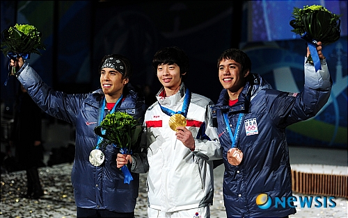 【밴쿠버(캐나다)=뉴시스】허상욱 기자 = 2010 밴쿠버 동계올림픽 쇼트트랙 남자 1500m에서 금메달을 따낸 이정수가 15일 오후(한국시간) 캐나다 밴쿠버 BC 플레이스에서 진행된 메달 세리머니에서 은메달 안톤 오노, 동메달 셀스키(미국)와 포즈를 취하고 있다. wook@newsis.com 