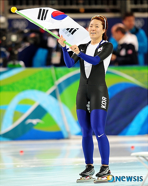 【밴쿠버(캐나다)=뉴시스】허상욱 기자 = 17일 오전(한국시간) 캐나다 밴쿠버 리치몬드 올림픽 오벌에서 열린 2010 밴쿠버 동계올림픽 스피드스케이팅 여자 500m에서 금메달을 따낸 이상화가 태극기를 들고 활짝 웃고 있다. wook@newsis.com