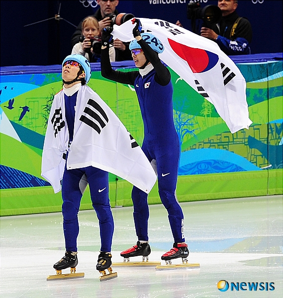  【밴쿠버(캐나다)=뉴시스】허상욱 기자 = 21일 오후(한국시간) 캐나다 밴쿠버 퍼시픽 콜리시움에서 열린 2010 밴쿠버 동계올림픽 쇼트트랙 남자 1000m 결승에서 1위로 골인한 이정수와 2위로 골인한 이호석이 태극기를 들고 기쁨을 나누고 있다.&nbsp; wook@newsis.com