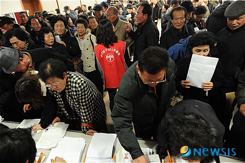 【대구=뉴시스】대구시의 노인일자리사업 모집에 인파가 몰렸다. 뉴시스DB. 2025.02.20 photo@newsis.com