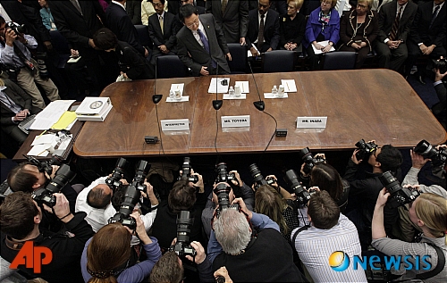 【워싱턴=AP/뉴시스】 24일(현지시간) 도요타 아키오(豊田章男·53) 토요타 사장이 미 하원 감시·정부개혁위원회 청문회 증언 앞서 워싱턴 의회에 도착했다. 