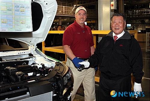 【서울=뉴시스】김훈기 기자 = 최근 신형 쏘나타 도어 잠금장치 리콜과 관련해 대로(大怒)했던 정몽구 현대·기아차 회장이 26일 준공식을 앞둔 기아차 조지아공장을 방문해 최고 품질의 차량을 생산하라고 강조했다.&nbsp; 사진은 정몽구 회장이 24일(현지시간), 기아차 조지아공장에서 생산라인을 점검하며 직원들을 격려하는 모습.(사진 = 현대·기아차 제공) / photo@newsis.com