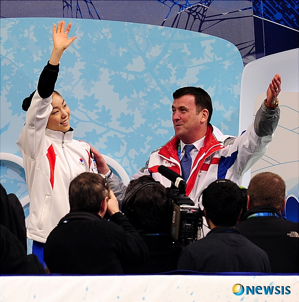 【밴쿠버(캐나다)=뉴시스】허상욱 기자 = 피겨여왕 김연아가 26일 오전 (한국시간) 캐나다 밴쿠버 퍼시픽 콜리시움에서 열린 2010 밴쿠버 동계올림픽 여자 피겨스케이팅 프리스케이팅 경기에서 150.06점을 획득, 총점 228.56점으로 세계신기록을 수립했다.&nbsp; 김연아가 오서코치와 함께 기쁨을 나누며 손을 흔들어 보이고 있다. wook@newsis.com