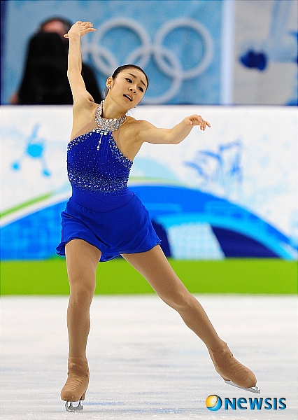 【밴쿠버(캐나다)=뉴시스】허상욱 기자 = 피겨여왕 김연아가 26일 오후(한국시간) 캐나다 밴쿠버 퍼시픽 콜리시움에서 열린 2010 밴쿠버 동계올림픽 여자 피겨스케이팅 프리스케이팅 경기에서 150.06점을 획득, 총점 228.56점으로 세계신기록을 수립하며 금메달을 따냈다.&nbsp; 김연아가 열연하고 있다.&nbsp; wook@newsis.com