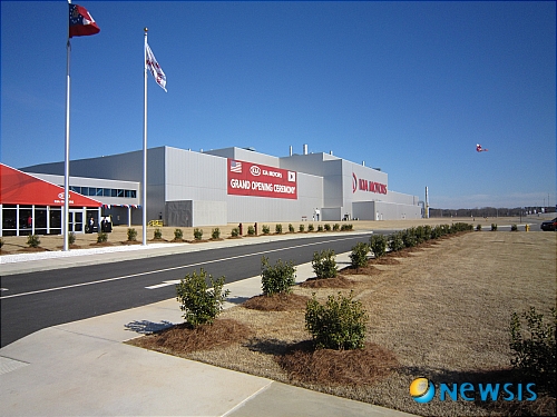 【웨스트포인트(미 조지아주)=뉴시스】정병준 기자 = 기아자동차가 26일(현지시간) 미국 조지아주 웨스트포인시에서 연간 최대 30만대 생산규모의 완성차 공장 '기아차 조지아공장(KMMG ; Kia Motors Manufacturing Georgia) 준공식'을 개최하고 본격적인 'Made in USA'시대를 개막했다.&nbsp; 사진은 기아차 조지아공장 전경./ jbj@newsis.com 