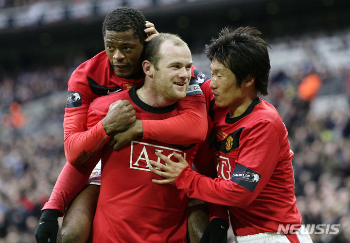 [런던=AP/뉴시스] 웨인 루니가 맨유 시절 동료였던 박지성을 극찬했다. 2010.02.28.