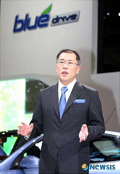 【서울=뉴시스】김훈기 기자 = 현대차 최초의 디젤 하이브리드 콘셉트카이자 신개념 친환경 중형 스포츠 세단인 ‘아이플로우(i-flow)’가 국제 모터쇼에서 성공적인 데뷔 무대를 가졌다.&nbsp; 현대자동차는 2일(현지시각) 스위스 제네바 팔렉스포(Palexpo)에서 열린 ‘2010 제네바 모터쇼’에서 디젤 하이브리드 콘셉트카 ‘아이플로우’를 세계 최초로 공개했다고 3일 밝혔다.&nbsp; 정 부회장은 이날 세계 최초로 공개한 하이브리드 콘셉트카 아이플로우를 직접 관람객들에게 소개하며 “현대차는 탁월한 스타일링과 엔지니어링을 목표로 끊임없이 장벽을 극복해나갈 것”이라며 자동차 신기술이 향후 매우 중요한 요소로 작용할 것이라고 강조했다.&nbsp; 사진은 정의선 현대차 부회장이 ‘2010 제네바 모터쇼’에서 연설을 하고 있는 모습.(사진 = 현대차 제공) / photo@newsis.com 