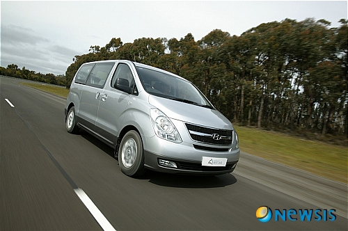 【서울=뉴시스】정병준 기자 = 현대자동차는 지난 2월 호주시장에서 전년동월대비 73.6% 증가한 7208대를 판매해, 1986년 호주에서 판매를 시작한 이래 사상 처음으로 월 판매실적 3위를 달성했다고 4일 밝혔다.&nbsp; 현대차는 지난 2월 호주시장에서 점유율 8.8%를 달성해 역대 최고의 시장점유율을 기록했으며, 판매대수 역시 2003년 현대자동차 호주법인 설립 이후 두 번째로 높은 판매수치를 기록했다.&nbsp; 사진은 호주에서 인기리에 판매되고 있는 현대차 'iMax(그랜드 스타렉스)'(사진=현대자동차 제공)./ photo@newsis.com