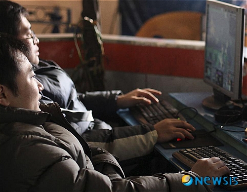 【서울=뉴시스】이현주 기자 = 문화체육관광부와 ㈔한국게임산업협회가 8일 게임 과몰입 대응 체계 강화방안을 밝혔다. 최근 인터넷 게임에 빠진 부부가 생후 3개월 된 딸을 굶겨 죽이는 등 게임 중독이 심각한 사회문제로 떠오르는 데 따른 조치다. ▲‘피로도 시스템’ 도입 확대 ▲게임 이용자 상담치료사업 강화 ▲‘2010 그린게임캠페인’ 지원 ▲게임과몰입대응TF 활성화 ▲게임 과몰입 대응사업 예산 10배 증액 등 5가지 주요 추진방향을 제시했다. 피로도 시스템은 일정 시간 이상 게임을 하는 경우 게임 캐릭터의 성장 속도를 낮추는 등 장시간 게임 이용을 억제하는 특수 프로그램이다. 일부 게임업체들이 과몰입 요소가 많은 게임을 중심으로 이미 도입한 바 있다. 문화부는 게임산업협회 등 게임업계와 협력해 피로도 시스템의 도입을 확대한다는 방침이다. 게임과몰입대응TF는 작년 12월부터 청소년을 대상으로, 올해 2월부터는 성인까지 포함해 논의를 진행하고 있다. 청소년 게임이용 현황 조사, 게임과몰입 해소를 위한 법제도 개선 방안 등을 논의하고 있으며 이달 말 운영결과를 발표할 계획이다. 또 현재 게임과몰입 대응과 관련해 확보된 5억2000만원의 예산을 50억원으로 늘린다는 방침이다. 한국게임산업협회는 ▲다양한 예방 프로그램 확대 ▲교육·캠페인 사업 시행 ▲문화부와의 적극 협력 등 3가지 방향으로 과몰입에 대응키로 했다./lovelypsyche@newsis.com