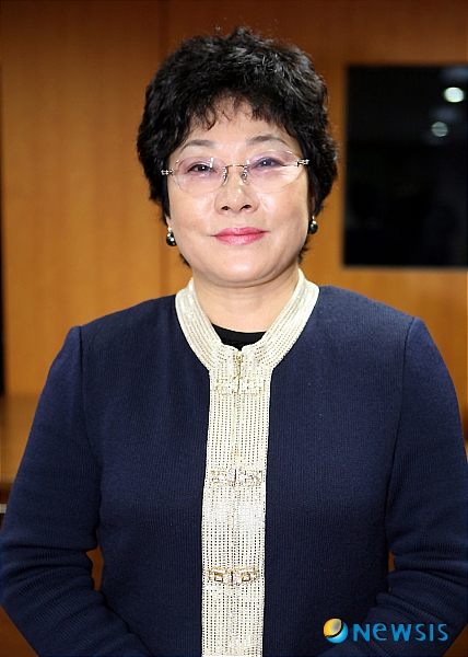 【울산=뉴시스】고은희 기자 = 이형아트센터서 열리는 한국서예여류정예작가전에 울산에서 활동 중인 포산 신명숙씨가 합류해 전시회를 갖는다. <관련기사 있음>&nbsp; gogo@newsis.com