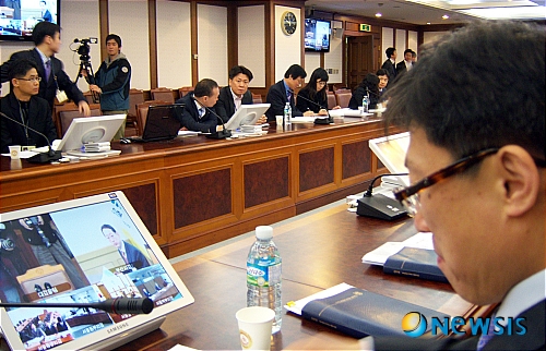 【서울=뉴시스】김종민 기자 = 대검찰청 형사부(검사장 소병철)는 9일 오전 전국 18개 지방검찰청 성폭력·아동(전담)부장 및 검사, 공판부장 등을 화상회의시스템으로 연결, '피해자 중심의 수사 패러다임을 통한 아동보호'를 주제로 화상회의를 개최했다.&nbsp; 참석자들은 부산 여중생 살인사건을 계기로 '어린이가 피해자인 사건은 사전에 예방하고 철저희 수사를 하자'는 명제를 재확인하고, 향후 성폭력 가해자를 사회로부터 철저히 격리시킬 수 있도록 가능한 모든 수단을 총체적으로 활용하자고 의견을 모았다.&nbsp;&nbsp; kim9416@newsis.com