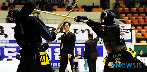 【서울=뉴시스】허상욱 기자 = 9일 오전 잠실학생체육관에서 열린 2010 SBS배 전국검도왕대회 고등부 정기영(부산 배정고)과 김현호(충북공업고)의 경기에서 두 선수가 공격을 주고받고 있다.&nbsp; wook@newsis.com