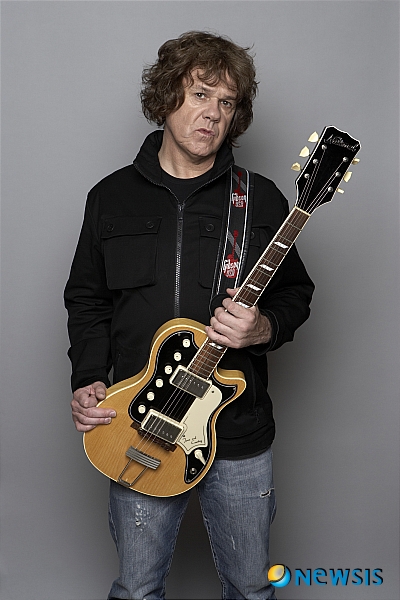 【서울=뉴시스】이재훈 기자 = ‘세상에서 가장 슬픈 기타를 연주하는 사나이’ 영국의 기타리스트 게리 무어(58)가 4월30일 오후 8시 서울 올림픽공원 펜싱경기장에서 첫 내한공연을 펼친다.&nbsp; 북아일랜드 벨페스트 출신인 무어는 열 살 때부터 음악에 관심을 갖고 기타를 배우기 시작, 열세 살 때 독학으로 기타를 마스터했다. 1970년 영국 록밴드 ‘스키드 로’의 기타리스트로 정식 데뷔했다.&nbsp; 그러나 밴드 생활을 하면서 음악적 색깔이 지향하던 블루스 음악이 아닌 하드록 쪽으로 기울게 되자 1970년대 후반부터 독자적인 길을 걷게 된다. 이후 비비 킹(85), 앨버트 콜린스(1932~1993)와 함께 작업한 앨범 ‘애프터 아워스’(After Hours·1992)와 라이브 앨범 ‘블루스 얼라이브’(1993), 잭 브루스(67)와 진저 베이커(71)가 참여한 ‘어라운드 더 넥스트 드림’(993) 등을 통해 블루스의 절정을 보여준다.&nbsp; 무어는 아일랜드 특유의 서정적인 감성이 느껴지는 연주로 미국보다 아시아와 유럽에서 더 유명한 뮤지션이다. 특히, 1983년 소련 전투기에 의해 격추된 KAL기 사건을 비판한 ‘머더 인 더 스카이스’로 한국 팬들에게 친근하다.&nbsp; 대표곡으로는 ‘엠티 룸(Empty Room)’, ‘올웨이스 거나 러브 유(Always Gonna Love You)’, ‘스틸 갓 더 블루스(Still Got The Blues)’, ‘파리지엔 워크웨이스(Parisenne Walkways)’ 등이 있다.&nbsp; 공연 기획사 액세스 엔터테인먼트는 “무어는 비행기를 오래 타면 심장에 무리가 갈 수 있다는 특이 질환을 이유로 골수 팬이 많은 일본조차 최근 20년 동안 방문한 적이 없었는데 이번 공연이 성사됐다”고 전했다.&nbsp; 티켓은 16일 낮 12시부터 인터파크에서 예매할 수 있다. 8만8000~13만2000원. 02-3141-3488/realpaper7@newsis.com 