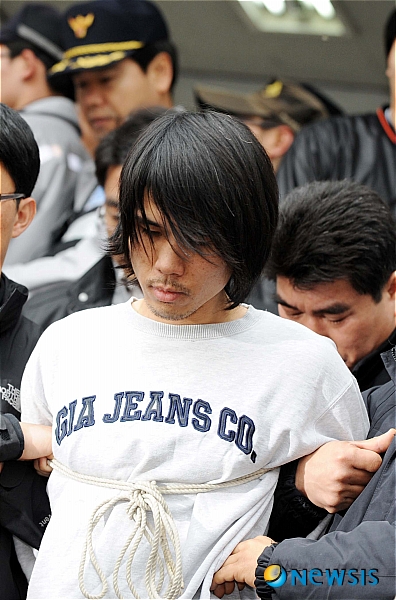 【부산=뉴시스】하경민 기자 = 부산 여중생 납치살해 피의자 검거 사흘째인 12일 오후 부산 사상경찰서에서 김길태(33)가 영장실질심사를 받기 위해 차량으로 이동하고 있다. yulnetphoto@newsis.com