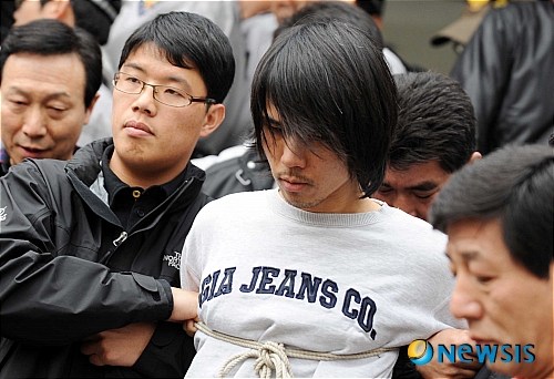 【부산=뉴시스】하경민 기자 = 부산 여중생 납치살해 피의자 검거 사흘째인 12일 오후 부산 사상경찰서에서 김길태(33)가 영장실질심사를 받기 위해 차량으로 이동하고 있다. yulnetphoto@newsis.com