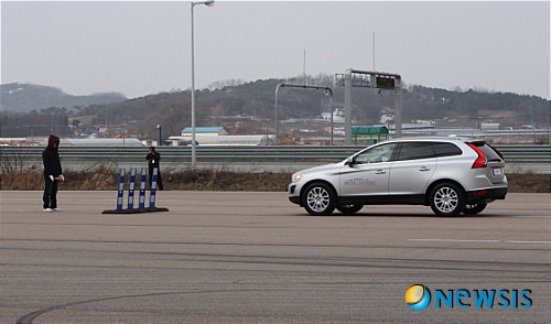 【서울=뉴시스】정병준 기자 = 볼보자동차코리아는 12일 경기도 화성 교통안전공단 자동차성능시험연구소에서 T6 고성능 모델의 국내 최초 퍼포먼스 행사를 개최했다. 사진은 이날 씨티세이프티(City Safety) 성능 테스트를 하고 있는 세계 최초 알아서 서는 차 'The New Volvo XC60(사진=볼보자동차코리아 제공)./ photo@newsis.com