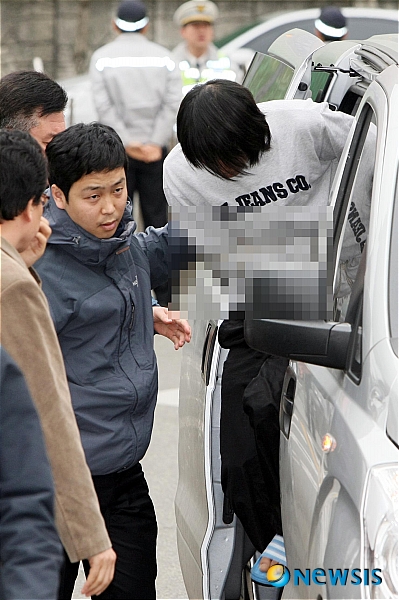 【부산=뉴시스】하경민 기자 = 부산 여중생 납치살해 피의자 김길태(33)에 대한 경찰조사가 닷새째 이어지고 있는 가운데 14일 오전 뇌파검사와 거짓말 탐지기 조사를 받은 피의자가 사상경찰서로 돌아온 뒤 호송차량에서 내리고 있다. yulnetphoto@newsis.com