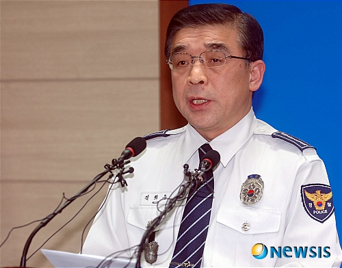 【부산=뉴시스】하경민 기자 = 부산 여중생 납치살해 피의자 김길태(33)에 대한 경찰조사가 닷새째 이어지고 있는 가운데 14일 오후 부산 사상경찰서에서 김희웅 서장이 김길태가 자백한 범행 내용에 대해 밝히고 있다.&nbsp; yulnetphoto@newsis.com