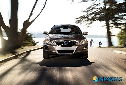 【서울=뉴시스】정병준 기자 = 볼보자동차코리아가 15일 세계 최초 알아서 서는 차 The New Volvo XC60 고성능 T6모델을 국내에 선보였다.&nbsp; 사진은 이번에 새롭게 출시된 The New Volvo XC60 T6 모델(사진=볼보자동차코리아 제공)./ photo@newsis.com 
