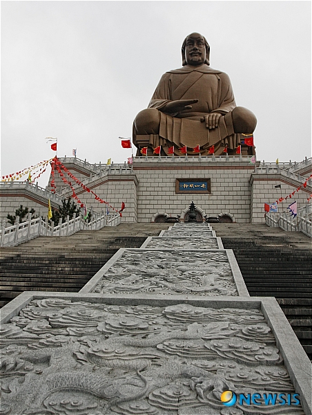 【룽청(중국)=뉴시스】유지현 기자 = 중국 산둥성(山東省) 룽청시(榮成市) 스다오(石島) 지역 적산 기슭에 위치한 적산법화원(赤山法華院)은 통일신라시대 해상왕 장보고에 의해 세워진 대표적인 사찰로 당시 산둥 제일의 규모를 자랑했으며 9세기에 파손된 것을 1988년에 중건하였다.&nbsp; 적산법화원의 적산명신(赤山明神) 동상은 높이 58.8m에 달하는 해신상으로 바다를 향해 세워져 있다.&nbsp; visil@newsis.com
