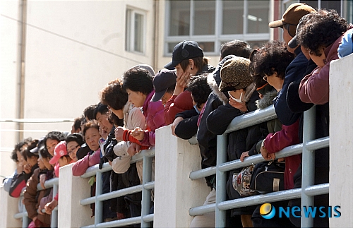 【부산=뉴시스】하경민 기자 = 부산 여중생 납치살해사건 피의자인 김길태(33)가 16일 오전 부산 사상구 덕포동 일대서 현장검증을 마친 뒤 이동하자 시민들이 몰려 이를 지켜보고 있다. yulnetphoto@newsis.com