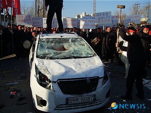【인천=뉴시스】함상환 기자 = 대우 자동차판매 관리직협의회 생존권사수 비상대책위원회는 18일 오후 GM대우 자동차 공장 정문 앞에서 회원 600여명이 모인 가운데 공장안으로 계란 2000여개를 투척 한 뒤 마티즈 승용차를 부수고 현재 경찰과 대치 하고있다.&nbsp; hsh3355@newsis.com&nbsp;&nbsp; 