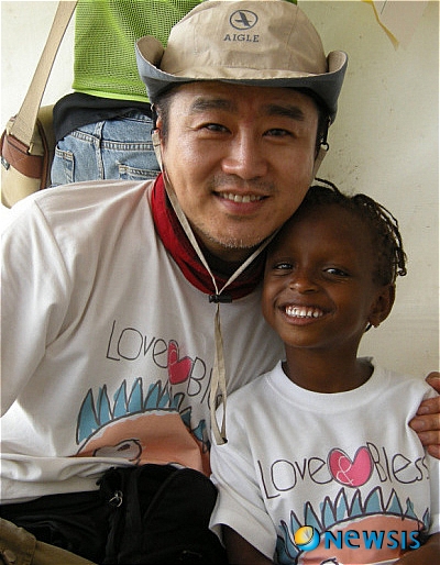 【서울=뉴시스】유상우 기자 = 라틴미술 전문갤러리인 서울 종로구 사간동 갤러리반디가 국제구호단체 기아대책과 함께 아이티와 칠레를 돕는 전시회를 열었다. ‘아이티를 향한 희망! 칠레를 향한 미술’이라는 타이틀로 지진피해국 아이티와 칠레에게 전할 희망을 모으고 있다. 전시장에는 김구림, 권옥연, 송수련, 권순익, 찰스장, 아트놈, 김보람, 로리킴 등 한국 작가와 베네수엘라, 쿠바, 콜롬비아, 파나마 등 라틴 작가의 작품이 걸려있다. 기아대책 홍보대사이며 사진가로 활동 중인 텔런트 조민기의 사진도 있다. 탤런트 이광기의 아들 고 이석규가 그린 T셔츠가 모금 활동에 힘을 보탠다. 이 T셔츠는 지난달 말 이광기가 아이티를 방문, 현지 어린이들에게 전달한 바 있다. 기아대책 모금함을 통해 모금에 참여할 수 있다. 작품 판매와 모금액은 전액 기아대책을 통해 라틴 아메리카 지진 피해 구호활동에 쓰인다. 전시는 27일까지이며 관람은 무료다. 02-734-2312/swryu@newsis.com