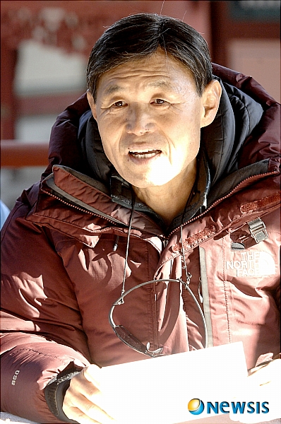 【용인=뉴시스】윤근영 기자 = 이병훈(66) PD가 돌아왔다. ‘대장금’, ‘허준’, ‘이산’ 등을 연출한 사극의 대가 이 PD가 MBC TV 새 월화극 ‘동이’를 내놓는다.&nbsp; 천출에서 숙종의 후궁으로 발탁된 숙빈 최씨의 파란만장한 인생 유전을 극화한 작품이다. 조선 제21대 영조의 어머니가 바로 동이, 한효주(23)다.&nbsp; 이 PD는 “한효주씨는 젊지만 굉장히 카리스마가 있고 당찬 부분이 있다”면서 “현대물에 어울리는 얼굴이지만 사극 옷을 입고 사극 분장을 하면 신선한 느낌의 옛 여인으로 변장한다”고 평했다. 타이틀롤로 한효주를 발탁한 이유다.&nbsp; 드라마의 여성 파워는 이 PD가 유념하는 바다. “드라마 주인공은 여성으로 해야 한다”는 나름의 소신도 있다. “시청률에 유리하고, 드라마 효과도 나고, 채널 선택권은 여자들이 쥐고 있다”며 웃었다.&nbsp; 시청자들이 좋아하는 여인상은 시대에 따라 달라진다는 흐름도 간파하고 있다.&nbsp; 1930년대 소설인 채만식의 ‘탁류’, 박계주의 ‘순애보’ 속 여성 캐릭터는 당시 한국 여성상이었다. 남편에게 지극정성이고 복종적이며 소극적인 인물로 여성들이 존재했다.&nbsp; 하지만 “지금 시청자들에게 탁류, 순애보를 한다면 전부 욕하고 안 볼 것”이라고 짚었다. “드라마를 기획할 때 여자 주인공을 절대로 순종적이거나 소극적이고 인내하는 여자로 하지 않는다”면서 “젊은 사람들이 닮고 싶고 좋아하는 캐릭터를 만든다”며 현대적 역사물의 특징을 특기했다.&nbsp; 대장금, 이산, 동이를 일맥상통하는 것 역시 밝고 활달한 여성 캐릭터에 있다. “대장금도 사랑보다 일을 우선시했고, 상도에도 장사꾼 여자 우두머리가 나왔고, 이산도 사랑보다 그림을 좋아했다”는 설명이다. “동이 역시 적극적인 여자로 그릴 것”이라고 귀띔했다.&nbsp; 사극에서 여성 캐릭터들을 다루는 한계점은 절대적으로 부족한 사료에 있다. “여성들은 학자가 90%를 차지한다“며 영조의 생모 동이 역시 기록을 찾기 어려웠다고 토로한다. “사실은 숙빈 최씨가 밝고 명랑한지 모른다. 기록이 없으니까…. 양반의 기록만 있지 천민에 대한 기록은 나오지 않았다”고 밝혀뒀다.&nbsp; 이 PD는 장희빈과 인현왕후의 대결에서 늘 뒷방 신세였던 동이를 새롭게 재해석했다. “흥부전을 뒤집으면 놀부전이 되는 것처럼, 늘 장희빈이 주인공이었는데 이번에는 조연으로 뒤집었다”는 설명이다. 그것이 드라마 동이의 역발상이다.&nbsp; 그는 “항상 웃으며 즐겁게 일하자”는 철칙을 강조한다. 조선판 캔디 캐릭터 동이가 나아가야 할 길이다. 22일 첫 방송./iamygy@newsis.com