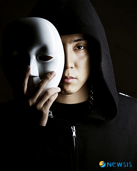 【서울=뉴시스】유상우 기자 = 결혼을 앞둔 가수 은지원(32)이 디지털 싱글 ‘술김에…’를 23일 온라인 음악사이트에 걸었다. 익살스러운 노랫말에 감미로운 멜로디를 얹은 힙합 스타일이다.&nbsp; 5집 타이틀곡 ‘싸이렌’에 참여한 작곡가 김세진씨가 만든 노래다. 은지원은 데뷔 후 처음으로 피처링과 랩을 배제하고 솔로로 녹음했다.&nbsp; 은지원은 “사랑을 만들어가는 과정과 감정을 정형화된 표현보다는 재밌게 표현하고 싶었다”며 “젊은 세대가 공감할 수 있는 사랑가로 기억되고 싶다”고 바랐다. 은지원의 예비신부 이모(34)씨도 ‘술김에…’를 듣고 좋아했다고 한다.&nbsp; 은지원은 1994년 미국 하와이 유학시절 만난 이씨와 4월 결혼한다. 이씨는 축구선수 이동국(31)의 부인인 미스코리아 하와이 이수진(31)씨의 언니다./swryu@newsis.com