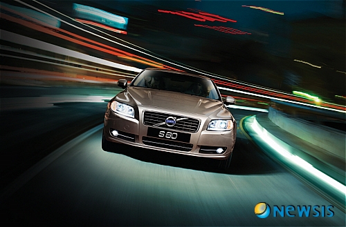 【서울=뉴시스】정병준 기자 = 볼보자동차코리아는 플래그십 세단 The New Volvo S80(이하 뉴 S80)의 고성능 버전인 T6 모델을 새롭게 출시한다고 23일 밝혔다.&nbsp; 뉴 S80은 브랜드 충성도가 높은 대형 세단 시장을 공략하는 볼보의 기함으로 독창적인 디자인과 품질, 안락함과 최고 수준의 주행 성능 목표로 설계된 모델이다. 뉴 S80 T6의 가격은 6890만 원(VAT포함)이다.&nbsp; 사진은 강력한 성능으로 무장한 뉴 S80 T6(사진=볼보자동차코리아 제공)./ photo@newsis.com