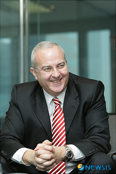 【서울=뉴시스】김훈기 기자 = 하랄트 베렌트 메르세데스-벤츠 사장이 지난해 8월 출시 이후 꾸준한 인기를 끌고 있는 뉴이클래스에 이어 신차 라인업 확대를 근거로 올해 수입차 시장 1위를 자신했다.&nbsp; 그는 또 사견을 전제로 서울모터쇼를 국제 수준의 모터쇼로 키우는 것이 한국 자동차 산업 발전에 도움이 된다는 견해도 밝혔다. 부산모터쇼 불참은 모기업인 다임러의 적자로 참가하기 어렵다는 입장을 분명히 했다.(사진 = 메르세데스-벤츠 제공) / photo@newsis.com 