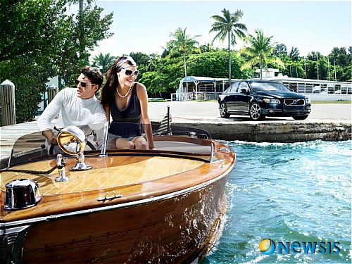 【서울=뉴시스】김훈기 기자 = 볼보자동차코리아는 오는 27일 대구를 시작으로 4월 11일까지 마산·광주·부산 전시장에서 ‘2010 스칸디나비안 드라이빙 익스피리언스 3탄, 전국 로드쇼’를 연다고 25일 밝혔다. 수도권을 제외한 전국 볼보차 전시장에서 진행되는 행사는 지방 고객들에게 볼보의 전 차종을 직접 체험해볼 수 있는 기회를 제공하기 위해 마련됐다. 행사에서는 최근 출시된 다이내믹 플래그십 세단, 뉴 볼보 S80 T6와 세계 최초 알아서 서는 차 뉴 볼보 XC60을 비롯해, C30·S40·V50·XC70·XC90 등 볼보의 전 차종을 시승할 수 있다. 행사 참가 고객 중 추첨해 2명에게 3박 5일 발리 풀 빌라 여행상품권을 증정한다. (사진 = 볼보코리아 제공) / photo@newsis.com