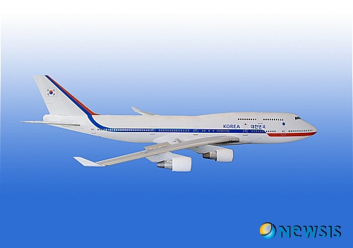 【서울=뉴시스】남강호 기자 = 이명박 대통령이 다음 달부터 해외순방 때 이용할 새로운 전용기(사진)의 외부 모습이 26일 공개됐다.&nbsp; 정부에 따르면 새 대통령전용기는 보잉 747-400 기종으로 대한항공으로부터 다음달 1일부터 5년간 임차해 운항하게 된다.&nbsp; 새로운 대통령전용기는 국가브랜드위원회에서 외관 디자인을 담당했으며, 내부개조는 국방부와 청와대 경호처, 대한항공 등이 공동으로 진행, 사실상 마무리단계인 것으로 알려졌다. (사진=청와대 제공)&nbsp; photo@newsis.com 