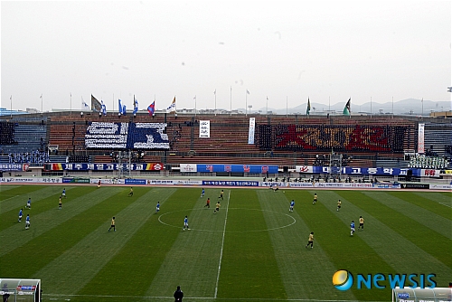 [제주=뉴시스] 강재남 기자 = 지난 2010년 3월 27일 오전 제주종합경기장 주경기장에서 '제40회 제주일보 백호기 청소년 축구대회'가 개막해 제주제일고등학교와 대기고등학교가 준결승전을 치르고 있는 가운데, 제주일고와 대기고 학생들이 응원을 펼치고 있다. 사진은 기사 내용과 무관. hynikos@newsis.com 