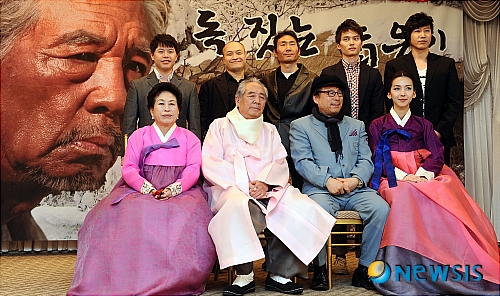 【서울=뉴시스】 허경 기자 = 30일 오후 서울 여의도 CCMM빌딩에서 열린 영화 '독짓는 늙은이' 제작발표회에서 배우 김인문을 비롯한 출연진들이 기념촬영을 하고 있다.&nbsp; 황순원의 동명 단편소설을 영화화한 '독짓는 늙은이'는 독 짓는 늙은이의 신념과 집념, 그리고 사라져 가는 것을 일으켜 세우려는 한 노인의 의지를 그린다.&nbsp; neohk@newsis.com 