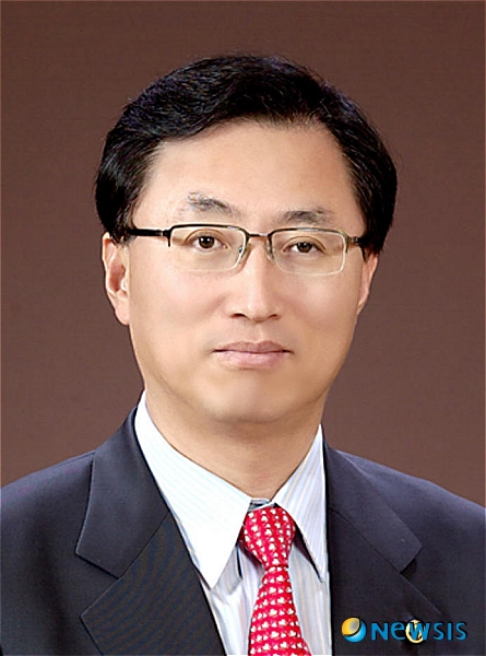 【서울=뉴시스】박정규 기자 = 최중경 대통령실 경제수석비서관 내정자는 금융분야에 전문성을 갖고 요직을 거친 정통 경제관료 출신이다.&nbsp;&nbsp; 1956년 경기 화성 출신으로 서울대 경영학과를 졸업했으며, 공인회계사로 회계법인에서 근무하다 행정고시 22회로 공직에 입문했다. 1979년 재무부를 시작으로 재정경제부 외화자금과장, 금융정책과장, 비서실장, 국제금융국장 등을 거쳤다.&nbsp;&nbsp; 이어 2005년에는 세계은행 상임이사로 선출됐으며, 대통령직 인수위원회 경제1분과 전문위원을 맡은 뒤 기획재정부 제1차관, 주 필리핀 대사 등을 지냈다.(사진=청와대 제공)&nbsp;&nbsp;&nbsp; pjk76@newsis.com