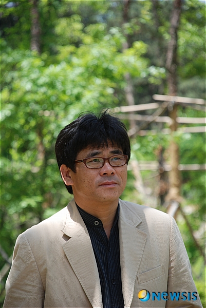 【서울=뉴시스】이재훈 기자 = 출판사 천년의시작과 계간 ‘시작(詩作)’이 주관하는 제4회 ‘시작 문학상’수상작으로 시인 이덕규(49)씨의 시집 ‘밥그릇 경전’(실천문학)이 선정됐다. 문학평론가 유성호(46)씨 등 심사위원들은 “고요히 반짝이는 ‘밥그릇 경전’처럼 삶의 바닥을 궁구하는 사유의 깊이가 이전 시집보다 확연한 진경을 보여줬다”고 평했다. 제8회 ‘시작 신인상’으로는 시 부문 시인 이선균(49)씨의 ‘화사한 그늘’ 등 5편, 평론 부문에서는 김익균(35)씨의 ‘그 참 견고한 외계-황인숙론’이 뽑혔다. 문학상과 신인상 수상자는 각각 상금 1000만, 100만원을 받는다. 시상식은 6월5일 오후 6시 서울 사간동 출판문화회관에서 열린다./realpaper7@newsis.com