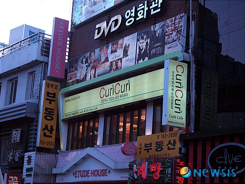 【서울=뉴시스】김중민 소장 = 창업 상담을 위해 필자를 찾은 K씨는 가용예산이 점포비를 포함해 1억5000만원 정도라고 했다. 나름 알아보고는 있지만 그래도 잘나가는 일본 음식류로 대박을 기대할 수 있는 업종을 의뢰해 왔다. 보통 이럴 때 필자의 머리에는 많은 생각이 스쳐간다. <관련기사 있음> FC전략연구소 소장 vikingn@naver.com 