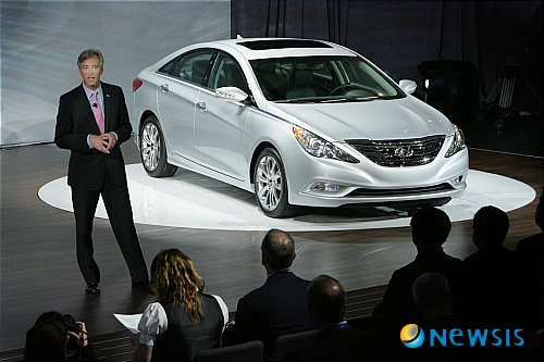 【서울=뉴시스】김훈기 기자 = 현대자동차는 지난달 31일(현지시간), 뉴욕 제이콥 제이비츠 컨벤션 센터에서 열린 '2010 뉴욕 국제 오토쇼'에서 쏘나타 하이브리드 모델과 2.0 터보 GDi 모델을 세계 최초로 공개했다.&nbsp; 사진은 존 크라프칙 현대차 미국판매법인장이 ‘쏘나타 2.0 터보 GDi’를 소개하고 있는 모습.(사진 = 현대차 제공) / photo@newsis.com 