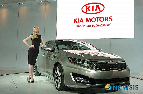 【서울=뉴시스】정병준 기자 = 기아자동차는 1일(현지시간) 미국 뉴욕 제이콥 제이비츠 컨벤션 센터에서 열린 ‘2010 뉴욕 국제오토쇼(2010 New York International Auto Show)’에서 세계 최초로 중형세단 신차 'K5'를 공개했다.&nbsp; 'K5'는 역동적인 기아차의 디자인 정체성을 담은 패밀리룩 라디에이터 그릴을 적용한 대담한 앞모습, 속도감과 고급스러움이 느껴지는 옆모습, 강렬하고 세련된 뒷모습이 조화를 이뤄 절제되고 강인한 카리스마가 느껴지는 디자인을 완성했으며, 강력한 동력성능을 발휘하는 2.0 터보 GDi 엔진과 2.4 GDi 엔진에 6단 변속기를 장착해 올 하반기 북미 시장을 공략할 예정이다(사진=기아자동차 제공)./ photo@newsis.com 