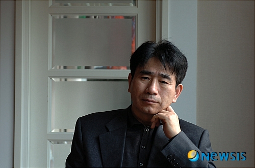 【서울=뉴시스】이재훈 기자 = 문학사상이 주관하는 제25회 ‘소월 시 문학상’ 대상 수상작으로 시인 송재학(55)의 ‘공중’ 외 14편이 선정됐다. 심사위원회는 “송재학 시인은 특유의 언어 감각과 조사법(措辭法)을 바탕으로 시적 진술의 이완과 긴장을 동시에 포괄하는 산문시의 새로운 경지를 개척해 왔다”며 “수상작은 감각적 이미지를 축조하면서 놀라운 시적 성취에 도달하고 있다”고 평했다. 송씨는 “소월의 시편은 나에게 노래의 의미이면서 시의 처음이자 마지막이기도 하다”며 “마찬가지로 그의 이름으로 말해지는 소월문학상은 놀랍고 두려운 존재감이어서 무시로 등짝이 서늘하기만 하다. 영혼이 얕은 내가 영혼이 깊은 물가에 물끄러미 서 있는 셈”이라고 밝혔다. 상금은 1300만원이며 시상식은 11월 초에 열릴 예정이다./realpaper7@newsis.com
