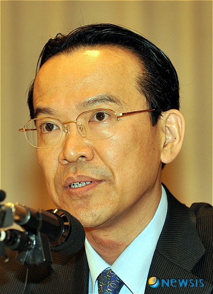 【서울=뉴시스】전진환 기자 = 6일 오전 한국토요타자동차 나카바야시 히사오 사장이 서울 웨스틴조선호텔에서 렉서스 및 토요타 차량의 제작결함 시정조치에 대한 사과표명 및 조치사항들에 대해 기자회견을 하고 있다.&nbsp; amin2@newsis.com